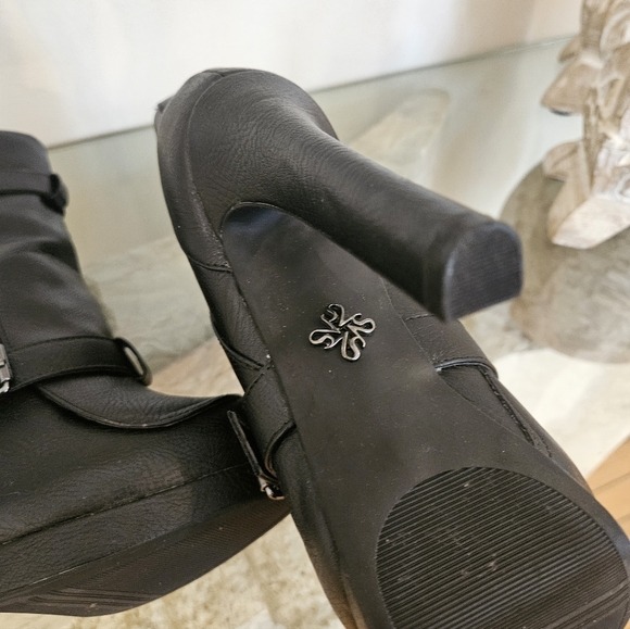Vera Wang Elegant Black Buckle Heeled Boots - Picture 5 of 7